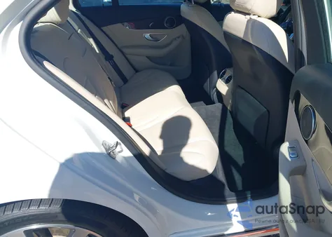 2019 Mercedes-Benz C 300 z USA, uszkodzony, nr VIN WDDWF8DB0KR484663